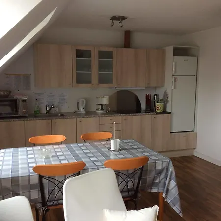 Holmegaarden B & B-k לינה וארוחת בוקר